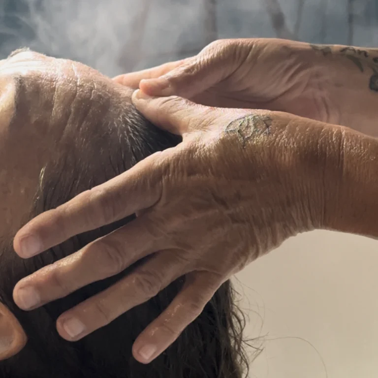 Manos sobre frente realizando técnica japonesa de Shiatshu